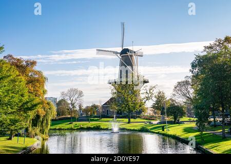 Moulin 'de Valk', moulin traditionnel du XVIIIe siècle dans la ville historique de Leiden, pays-Bas, par une journée ensoleillée Banque D'Images