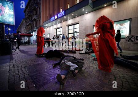 Turin, Italie. 3 octobre 2020. Extinction les militants de la rébellion protestent pour soutenir la projection du film Troublemaker au XXIII Cinemambiente festival. Credit: MLBARIONA/Alamy Live News Banque D'Images