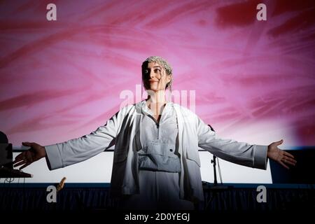 Turin, Italie. 3 octobre 2020. Linda Messerklinger et Luca Vicini “Vicio” (bassiste de Subsonica) jouent la performance ANIMA L pour soutenir la projection du film Troublemaker au XXIII Cinemambiente festival. Credit: MLBARIONA/Alamy Live News Banque D'Images