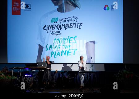 Turin, Italie. 3 octobre 2020. Linda Messerklinger et Luca Vicini “Vicio” (bassiste de Subsonica) jouent la performance ANIMA L pour soutenir la projection du film Troublemaker au XXIII Cinemambiente festival. Credit: MLBARIONA/Alamy Live News Banque D'Images