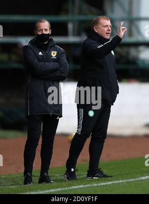 Neil Lennon (à droite), le directeur du Celtic, fait des gestes sur la ligne de contact lors du match Scottish Premiership au McDiarmid Park, à Perth. Banque D'Images