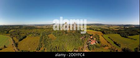 Ruines antiques du château Trosky à Cesky raj, République tchèque, panorama sur le paysage, ancienne forteresse médiavale en Europe centrale. Banque D'Images