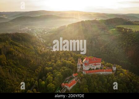 Le château de Pernstejn appelé Bernstein est un château sur une roche au-dessus du village de Nedvedice, au nord-ouest de Brno, connu sous le nom de château de marbre à cause du m Banque D'Images