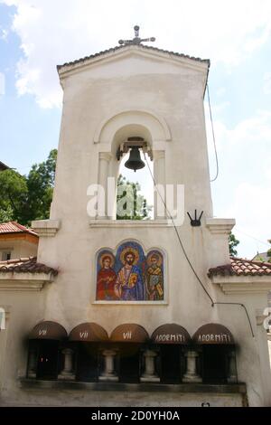 Bucarest, Roumanie. Le clocher de l'église chrétienne orthodoxe Saint Spyridon du XVIIIe siècle. Banque D'Images