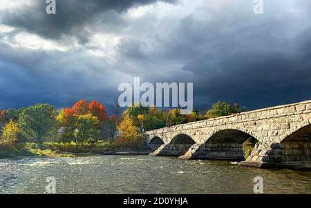 Pont Pakenham un pont en pierre à cinq arcades qui traverse le Fleuve Mississippi en un jour d'automne orageux au Canada Banque D'Images