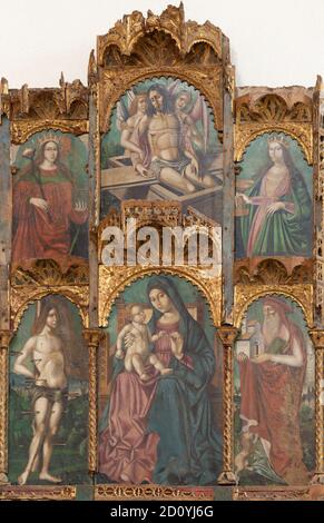 TAORMINA, ITALIE - 9 AVRIL 2018 : l'autel de la Renaissance à Duomo (San Pancrazio) par Antonello de Saliba (1504). Banque D'Images