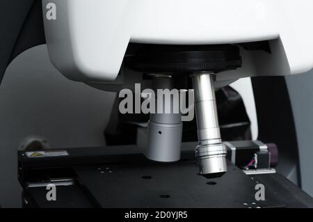 Gros plan du microscope avec lentille métallique en laboratoire Banque D'Images