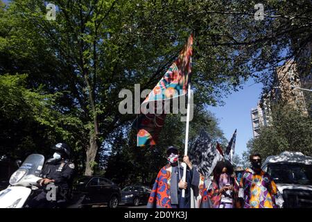 NEW YORK, NEW YORK : le 3 OCTOBRE 2020, 2020- les participants assistent à la célébration du club politique de l'époque de la guerre de Sécession, les grands éveils qui ont émergé pendant l'élection de 1860 pour soutenir la campagne d'Abraham Lincoln et de la marche au nom de l'émancipation à travers la nation. Cette fête nationale récemment réinventée, organisée par l'artiste visuel conceptuel Hank Willis Thomas et d'autres, a rassemblé un grand nombre d'artistes dans l'ensemble du spectre intéressés à contester la structure de pouvoir de l'inégalité. À partir du Centre africain, la marche s'est déroulée avec des points de ralliement curés à Ti Banque D'Images