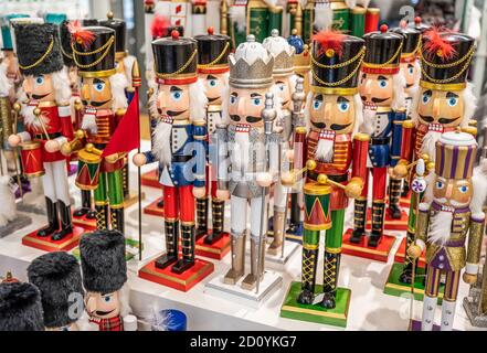 Des personnages de l'armée de casse-noisette colorés dans un marché de Noël traditionnel pour décoration de vacances Banque D'Images