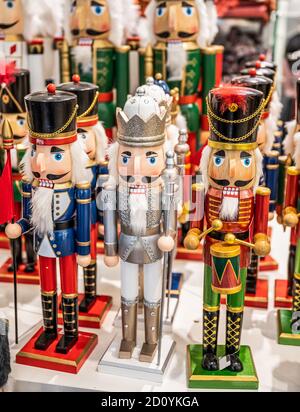 Des personnages de l'armée de casse-noisette colorés dans un marché de Noël traditionnel pour décoration de vacances Banque D'Images