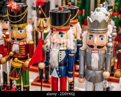 Des personnages de l'armée de casse-noisette colorés dans un marché de Noël traditionnel pour décoration de vacances Banque D'Images