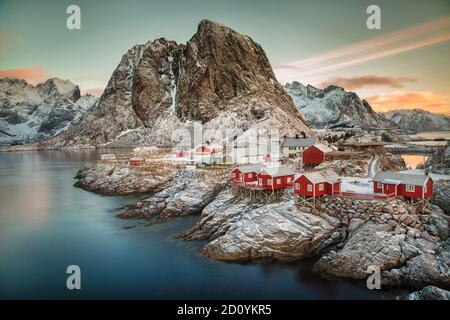 Célèbre attraction touristique Hamnoy village de pêcheurs sur les îles Lofoten, Norvège, avec des maisons en hiver rorbu rouge Banque D'Images