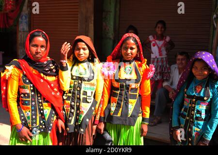 Gujarat ist ein Textil- und mode-Paradies. Die Frauen hier tragen die schönsten Kostüme und feinsten Stoffe | Gujarati femmes et filles portent col Banque D'Images