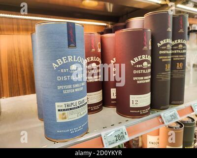 Étagères de supermarché remplies avec de nombreux types différents de marque Aberlus Whiskey. Banque D'Images