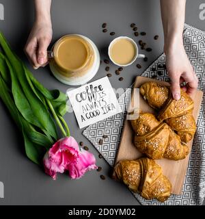 croissants tasse de café et un bouquet Banque D'Images