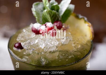 Mojito cocktail rafraîchissant dans un verre sur le comptoir du bar. Il y a beaucoup de glace et de menthe dans l'épicerie. Garnir de fruits rouges et de feuilles de menthe Banque D'Images