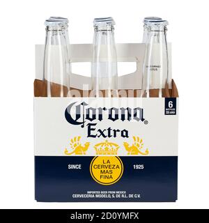 Ukraine, Kiev - juin 03. 2020: Six bouteilles vides de Corona Extra Beer isolées sur fond blanc, vue latérale. Corona est l'abeille importée la plus populaire Banque D'Images