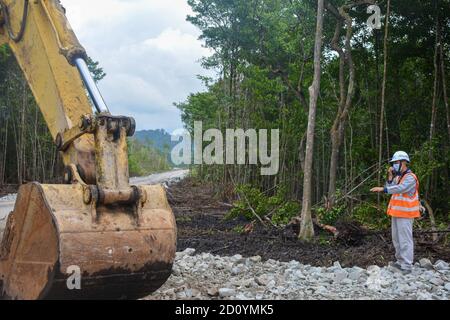 Kuala Lumpur, Malaisie. 30 septembre 2020. Liu Zhixin, un technicien de 25 ans de la China Communications Construction Company (CCCC), travaille sur le site de construction du projet ferroviaire de la East Coast Rail Link (ECRL) à Paka, Terengganu, en Malaisie, le 30 septembre 2020. POUR ALLER AVEC "Feature: Un jeune technicien chinois passe le premier Festival de mi-automne sur le site du projet ferroviaire ECRL de Malaisie" crédit: YE Huiyuan/Xinhua/Alay Live News Banque D'Images