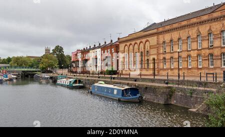 LES MAISONS DE BATHURST DE LA VILLE DE BRISTOL EN ANGLETERRE DÉFILENT LE LONG DE BATHURST BASSIN Banque D'Images