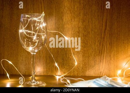 Lumières de fées avec masque chirurgical indiquant le couronnement de Noël Banque D'Images