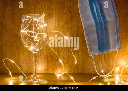 Lumières de fées avec masque chirurgical indiquant le couronnement de Noël Banque D'Images