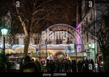 Koblenz Allemagne 15.12.2019 l'entrée au marché de Noël Carré illuminé la nuit disant de Weichnachten allemand pour Merry Noël Banque D'Images