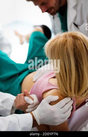 Femme enceinte médecin à l'hôpital de maternité avant l'accouchement Banque D'Images
