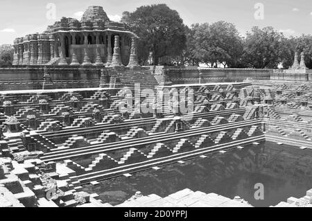 Le temple du Soleil en grès à Modhéra dans le Gujarat, en Inde, construit en 1027 après J.-C. à partir du roi Bhimdev Banque D'Images