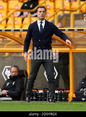 Scott Parker, directeur de Fulham, se fait sur la ligne de contact lors du match de la Premier League à Molineux, Wolverhampton. Banque D'Images