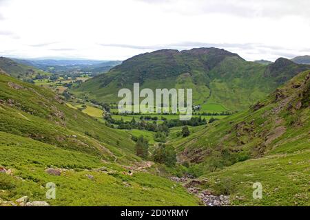 Vues de Lingmoor tomba du sentier de Stickle Ghyll et des marcheurs, Langdale Pikes, Lake District Banque D'Images