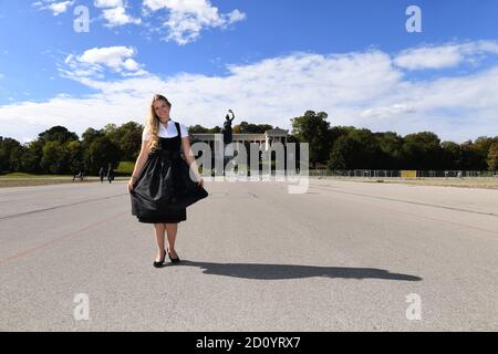 Munich, Allemagne. 04e octobre 2020. Le Münchner Kindl Viktoria Ostler se tient avec un dirndl commémoratif noir en face de la Bavière sur la Theresienwiese en raison de la Wiesn annulée 2020 de Trachtenmanufaktur Amsel Trachten. Credit: Felix Hörhager/dpa/Alay Live News Banque D'Images