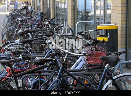 Potsdam, Allemagne. 29 septembre 2020. Des centaines de vélos sont garés devant l'entrée de la gare principale. Credit: Soeren Stache/dpa-Zentralbild/ZB/dpa/Alay Live News Banque D'Images