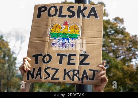 Varsovie, Pologne. 4 octobre 2020. 04 octobre 2020, Varsovie, Pologne: Manifestation de la communauté LGBT au ministère de l'éducation nationale concernant la nomination du ministre Przemyslaw Czarnek, qui dans ses discours condamne ouvertement les LGBT, les comparant aux nazis et les appelant à l'idéologie. En outre, il les considère comme des gens qui commencent à détruire le tissu de base de la société, qui est la normalité et la famille.dans la photo: Credit: Grzegorz Banaszak/ZUMA Wire/Alay Live News Banque D'Images