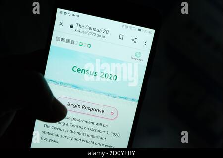 Fuji City, Shizuoka-Ken, Japon - 4 octobre 2020 : accès au site Web du Recensement du Japon 2020 par smartphone. Isolé sur fond noir. Banque D'Images