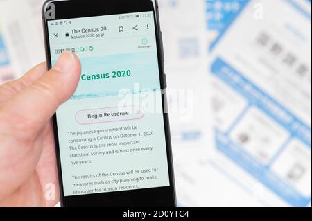 Fuji City, Shizuoka-Ken, Japon - 4 octobre 2020 : accès au site Web du Recensement du Japon 2020 par smartphone. Arrière-plan flou avec formulaires et enveloppes. Banque D'Images