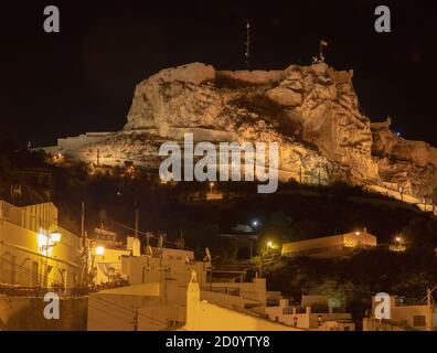 Vue nocturne du château de Santa Barbara vue du quartier traditionnel de Santa Cruz.Alicante,Costa Blanca, Espagne Banque D'Images