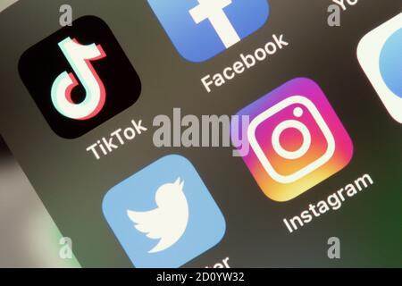 Application Tiktok et Instagram, Facebook et Twitter à l'écran Apple iPhone X. Banque D'Images