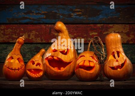 Craquant Jack O' Lantern citrouilles d'Halloween sur fond de bois Banque D'Images