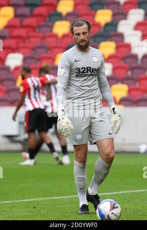 Londres, Royaume-Uni. 04e octobre 2020. Le gardien de but Preston North End Declan Rudd semble abattu alors qu'Ivan Toney de Brentford marque le deuxième but du match pour le faire 2-0 et célèbre lors du match de championnat EFL Sky Bet entre Brentford et Preston North End au stade communautaire de Brentford, Londres, Angleterre, le 4 octobre 2020. Photo de Ken Sparks. Utilisation éditoriale uniquement, licence requise pour une utilisation commerciale. Aucune utilisation dans les Paris, les jeux ou les publications d'un seul club/ligue/joueur. Crédit : UK Sports pics Ltd/Alay Live News Banque D'Images