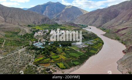 Lhassa. 28 septembre 2020. La photo aérienne prise le 28 septembre 2020 montre une base de plantation dans la ville de Qamdo, dans la région autonome du Tibet, au sud-ouest de la Chine. Cette année marque le 70e anniversaire de la libération de Qamdo. Credit: Jigme Dorje/Xinhua/Alamy Live News Banque D'Images