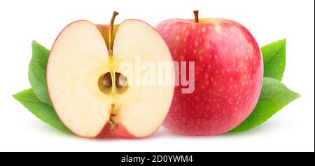 Une pomme rouge entière et une moitié avec des graines et feuilles isolées sur fond blanc Banque D'Images