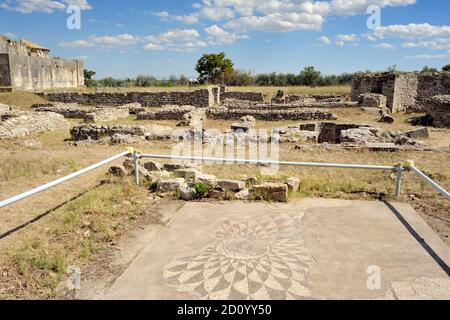 Italie, Basilicate, Venosa, Parc archéologique, mosaïque romaine et ruines chrétiennes primitives, complexe épiscopal Banque D'Images