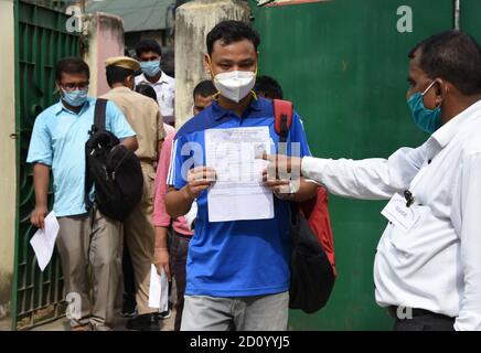 Guwahati, Assam, Inde. 4 octobre 2020. Examen de la Commission de la fonction publique du syndicat les candidats montrent leur preuve lorsqu'ils entrent dans un centre d'examen pour apparaître à l'examen préliminaire 2020 de la Commission de la fonction publique du syndicat (CSPU) à Guwahati Assam Inde le dimanche 4 octobre 2020. L'examen des services civils est un examen concurrentiel national en Inde mené par la Commission de la fonction publique de l'Union pour le recrutement dans divers services civils du gouvernement de l'Inde, y compris le Service administratif indien, le Service extérieur indien et le Service de police indien (crédit IMA Banque D'Images