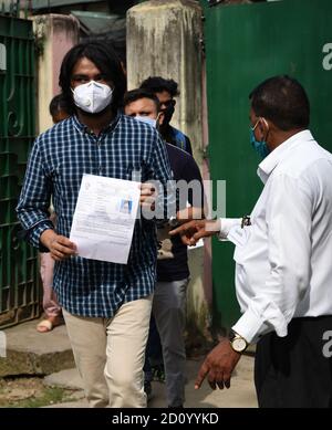 Guwahati, Assam, Inde. 4 octobre 2020. Examen de la Commission de la fonction publique du syndicat les candidats montrent leur preuve lorsqu'ils entrent dans un centre d'examen pour apparaître à l'examen préliminaire 2020 de la Commission de la fonction publique du syndicat (CSPU) à Guwahati Assam Inde le dimanche 4 octobre 2020. L'examen des services civils est un examen de concurrence national en Inde mené par la Commission de la fonction publique de l'Union pour le recrutement dans divers services civils du gouvernement de l'Inde, y compris le Service administratif indien, le Service extérieur indien, et le Service de police indien (crédit Imag Banque D'Images