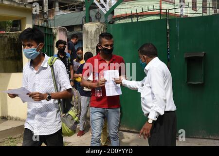 Guwahati, Assam, Inde. 4 octobre 2020. Examen de la Commission de la fonction publique du syndicat les candidats montrent leur preuve lorsqu'ils entrent dans un centre d'examen pour apparaître à l'examen préliminaire 2020 de la Commission de la fonction publique du syndicat (CSPU) à Guwahati Assam Inde le dimanche 4 octobre 2020. L'examen des services civils est un examen concurrentiel national en Inde mené par la Commission de la fonction publique de l'Union pour le recrutement dans divers services civils du gouvernement de l'Inde, y compris le Service administratif indien, le Service extérieur indien et le Service de police indien (crédit IMA Banque D'Images