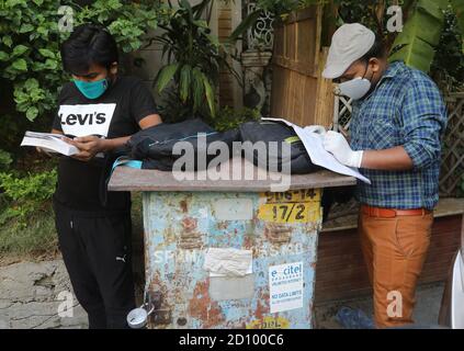 New Delhi, Inde. 04e octobre 2020. Les élèves portant un masque facial sont vus faire la préparation de dernière minute en dehors de l'examen avant de prendre les préliminaires des services civils de l'UPSC 2020.la Commission de la fonction publique de l'Union (UPSC) effectue l'examen préliminaire de l'IPS 2020 avec des précautions en cas de pandémie de coronavirus. Plus de 1,058,000 candidats (10.58 lakh) sont présentés à l'examen dans 2569 centres répartis dans 25 villes du pays. Il s'agit d'un examen compétitif au niveau national qui a lieu chaque année pour recruter des candidats pour les services civils comme les IAS, IPS, IFS, IDAS, CAPF-AC et d'autres. Crédit : SOPA Images Limited/Alamy Live News Banque D'Images