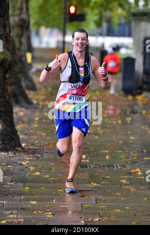 Londres, Royaume-Uni. 04e octobre 2020. Gary Critchett 41100 a vu courir sur le pont de Westminster, Londres, prenant part au marathon virtuel de Londres de Virgin Money pour la course à pied de l'organisme de bienfaisance VICTA Royaume-Uni. Crédit : SOPA Images Limited/Alamy Live News Banque D'Images