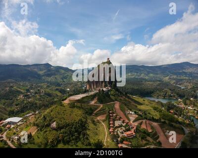 Tir de drone du Rocher de Guatape, également appelé la Piedra ou El Peñol. Il est situé dans la commune de Guatapé, Antioquia. 200 m de haut. Banque D'Images