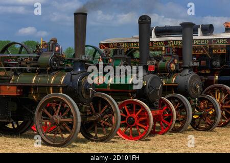 Des moteurs de traction à usage général anciens combattants d'avant la première Guerre mondiale sont exposés au 50e anniversaire de Woodcote Steam & Vintage transport Rally en juillet 2013 à Woodcote, Oxfordshire, Angleterre, Royaume-Uni. La puissante gamme comprenait la foire de Rosamund, Wallis et Steevens No. 7497, construite en 1914, et la vieille minuterie, Marshall No. 37690, construite en 1902. Banque D'Images