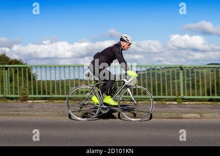 Un homme qui fait une course légère en fibre de carbone Synapse de Cannondale vélo sur la route près de Preston dans Lancashire Banque D'Images